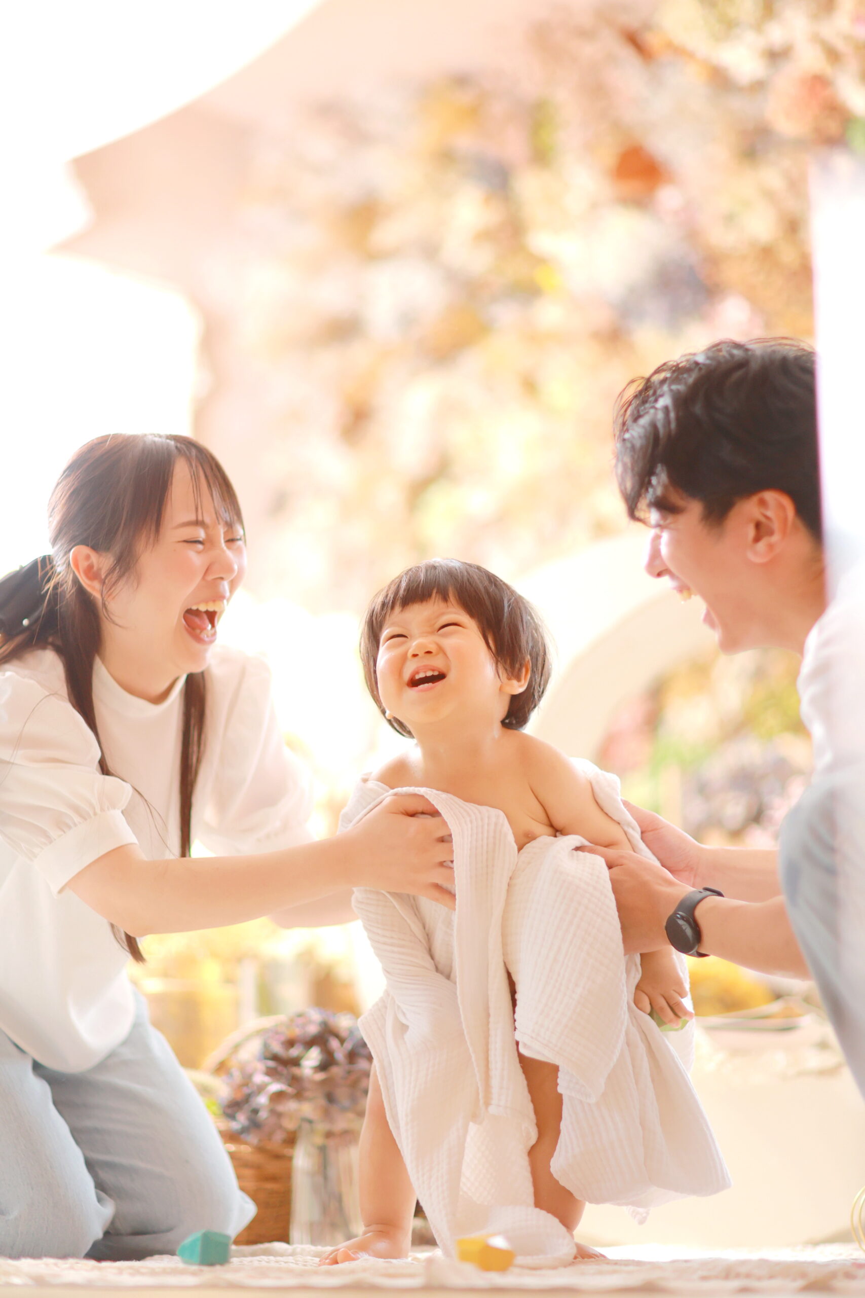 ご両親と一緒に笑顔を見せるお子さま